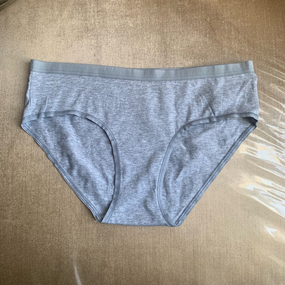 Selling Victoria’s Secret underwear nwt any questions ask 😊🌸